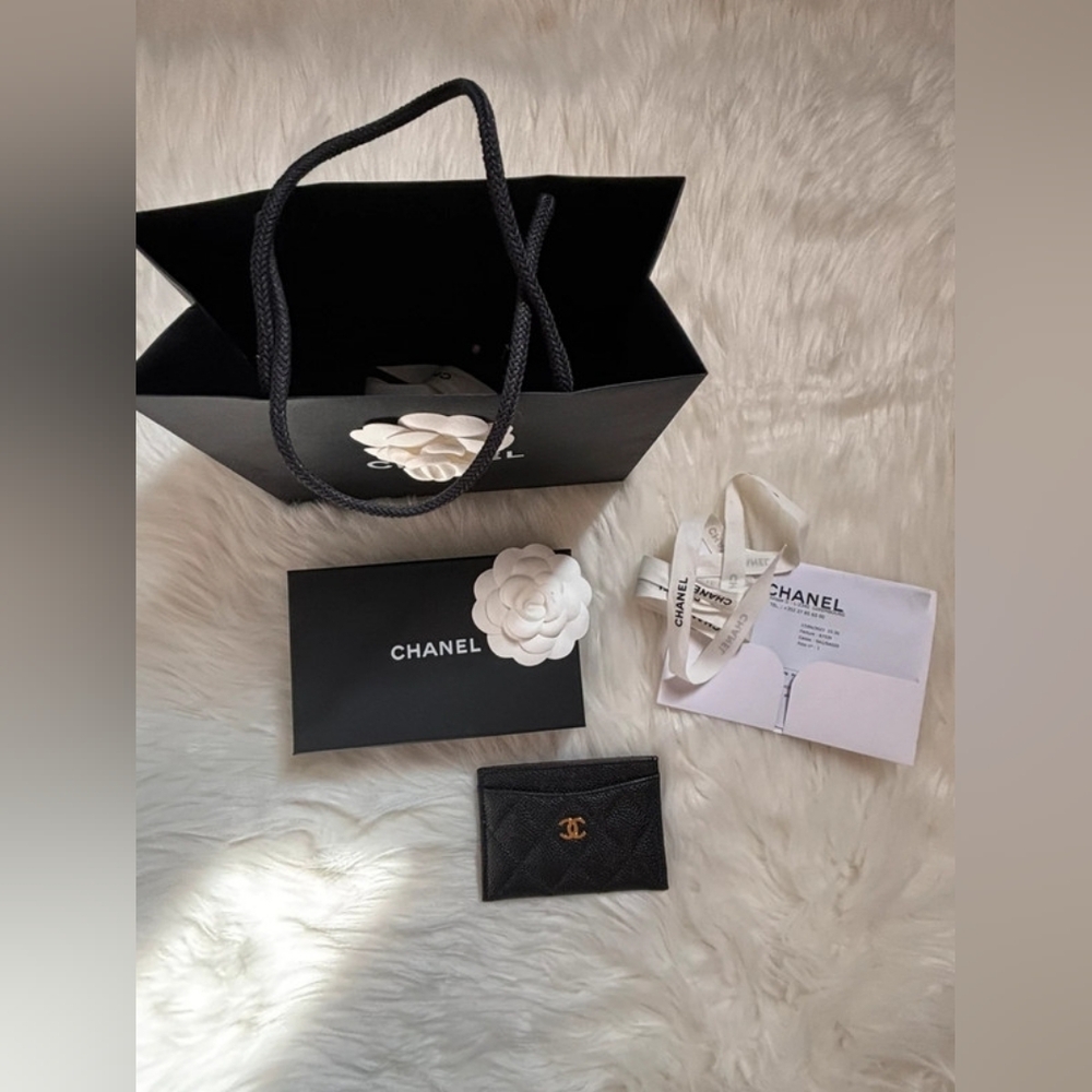 CHANEL Black Pebbled Leather Card Holder with Gold CC